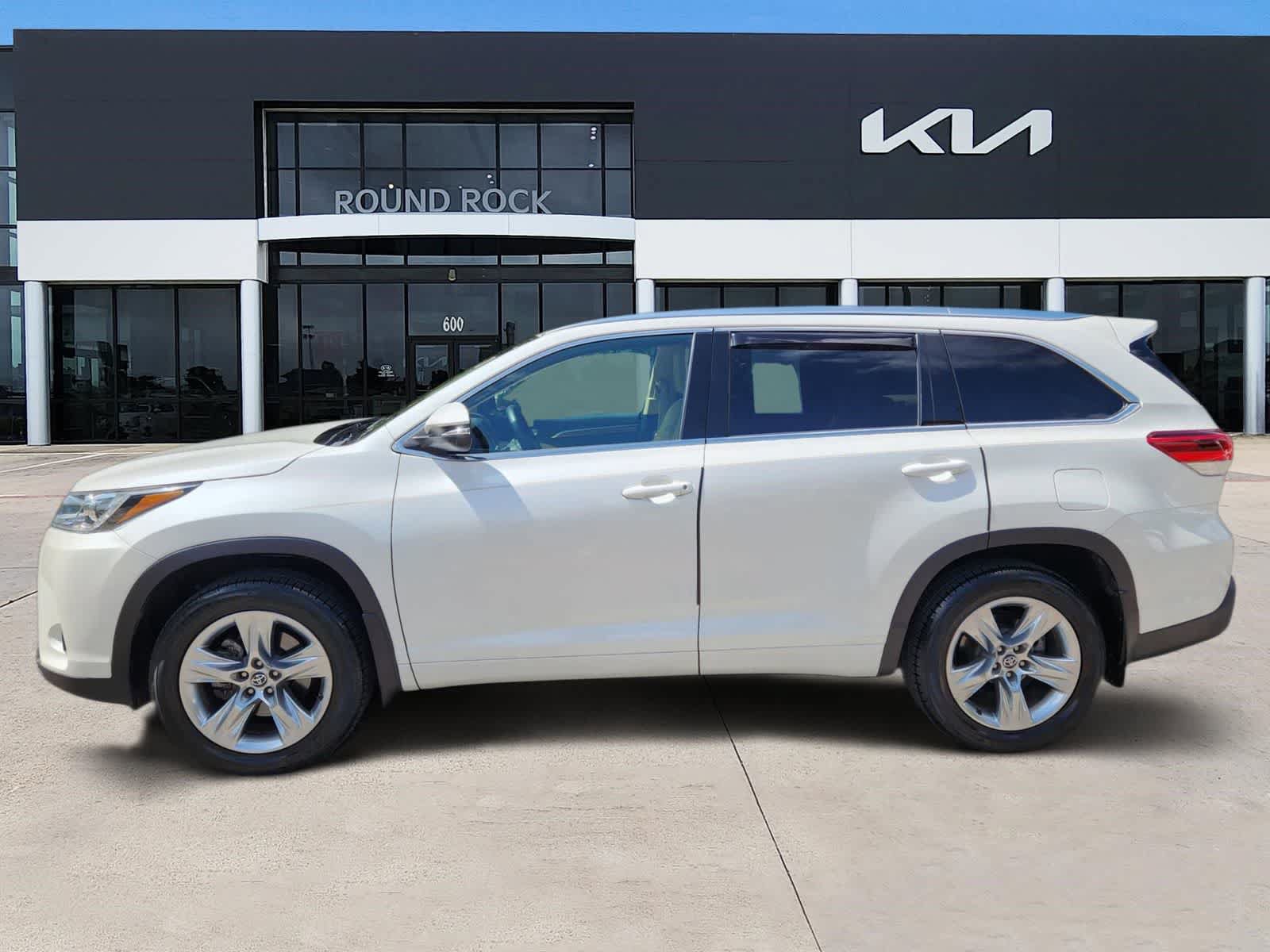 Used 2017 Toyota Highlander Limited FWD image 4