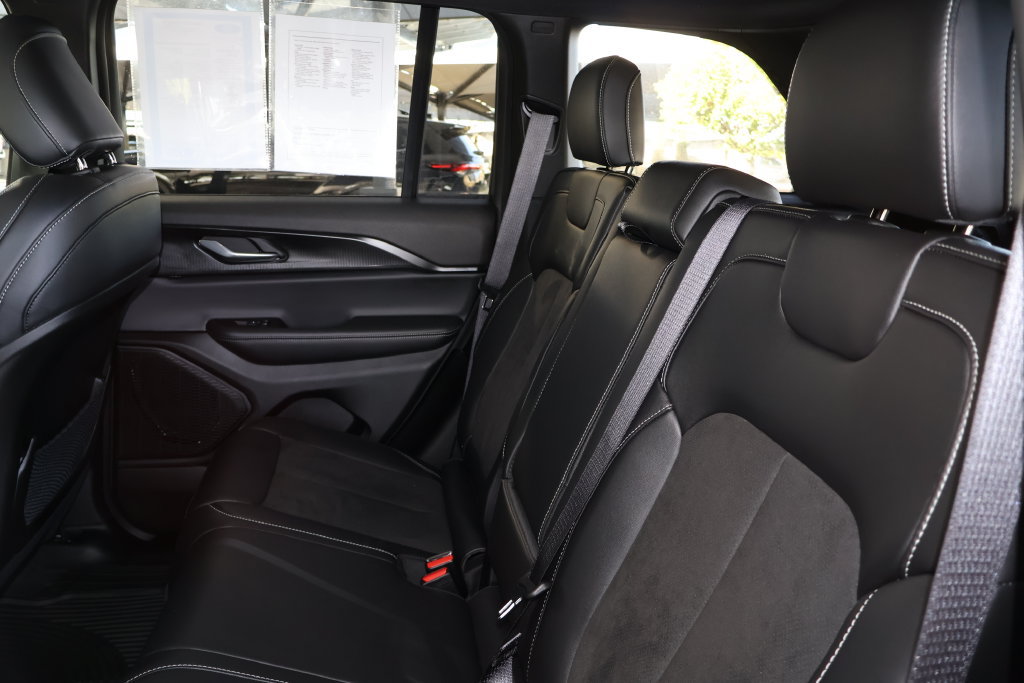 Used 2025 Jeep Grand Cherokee Altitude AWD/4WD image 50