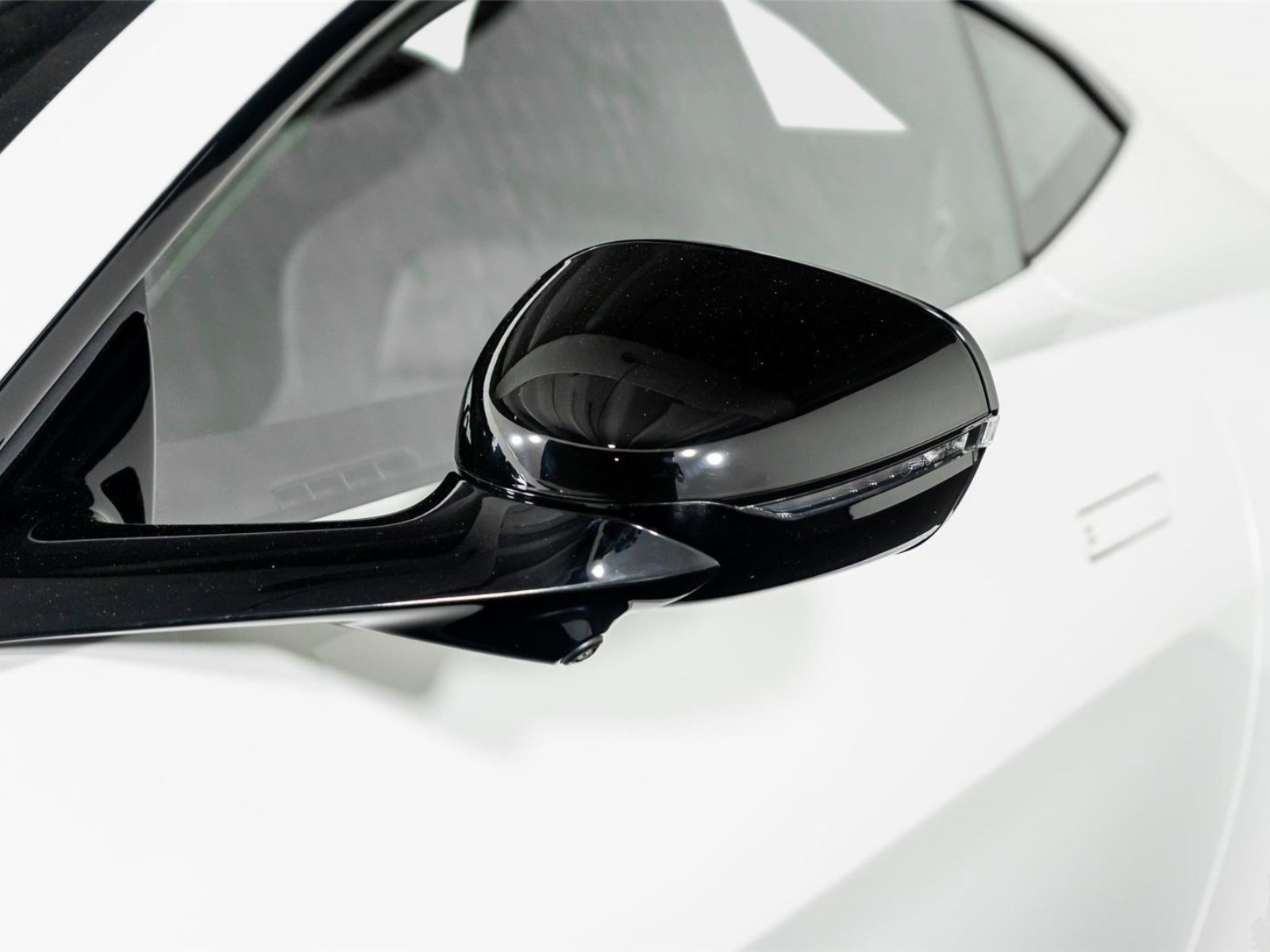 Used 2025 Aston Martin V8 Vantage Coupe image 19