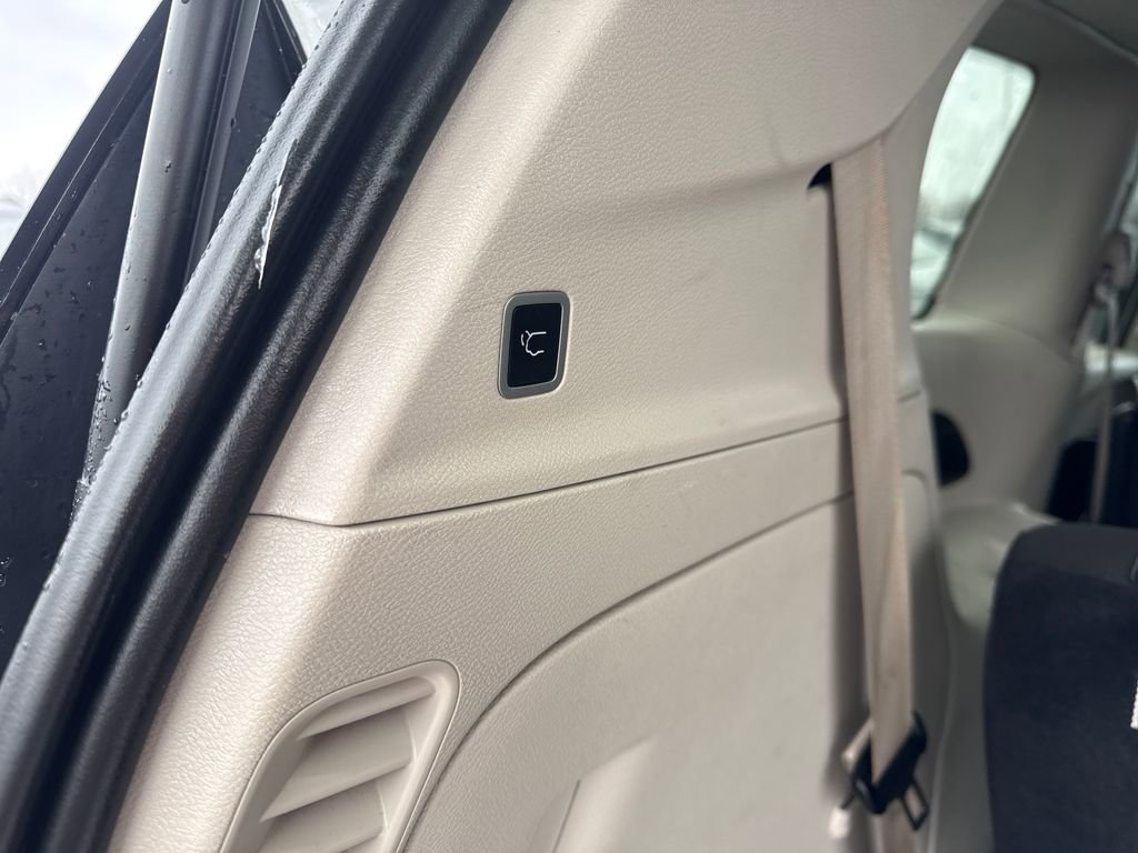 Used 2022 Chrysler Voyager LX FWD image 12