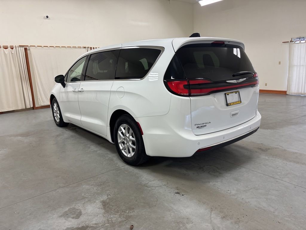 Used 2023 Chrysler Pacifica Touring-L FWD image 6