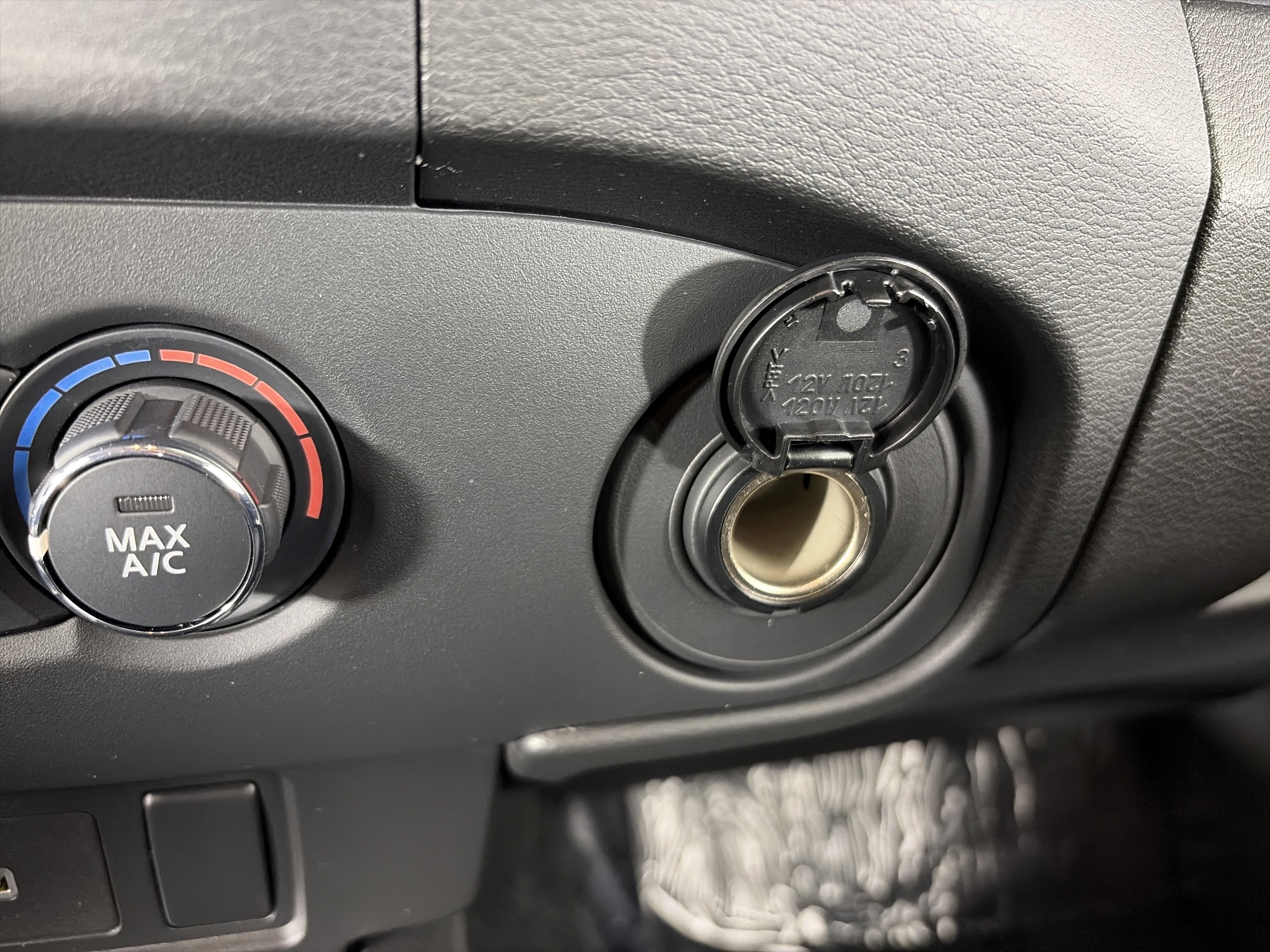 Used 2024 Nissan Frontier SV w/ Technology Package image 21