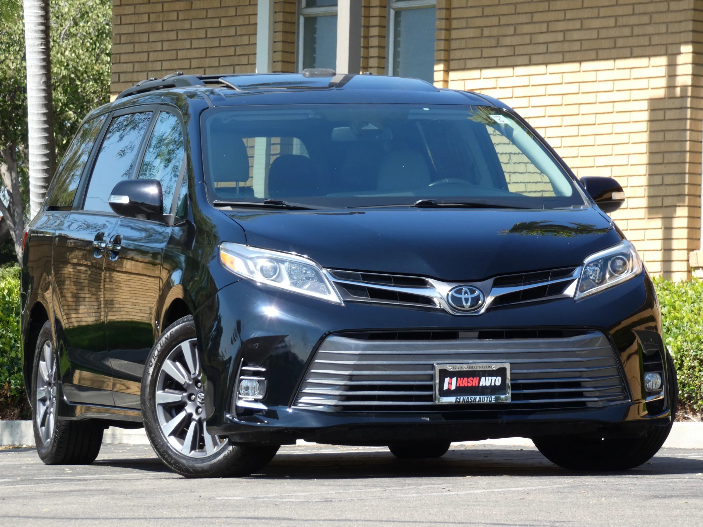 Used 2018 Toyota Sienna Limited image 3