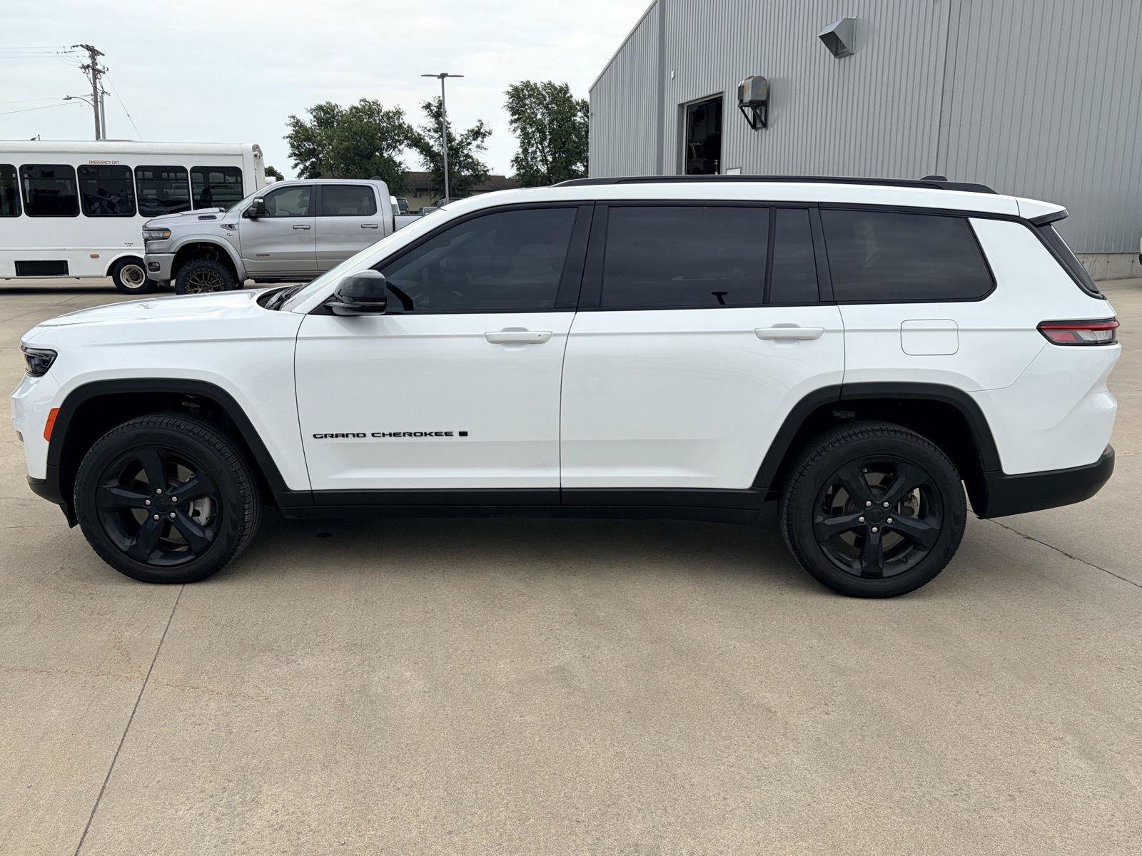 Used 2024 Jeep Grand Cherokee L Limited w/ Black Appearance Package AWD/4WD image 40