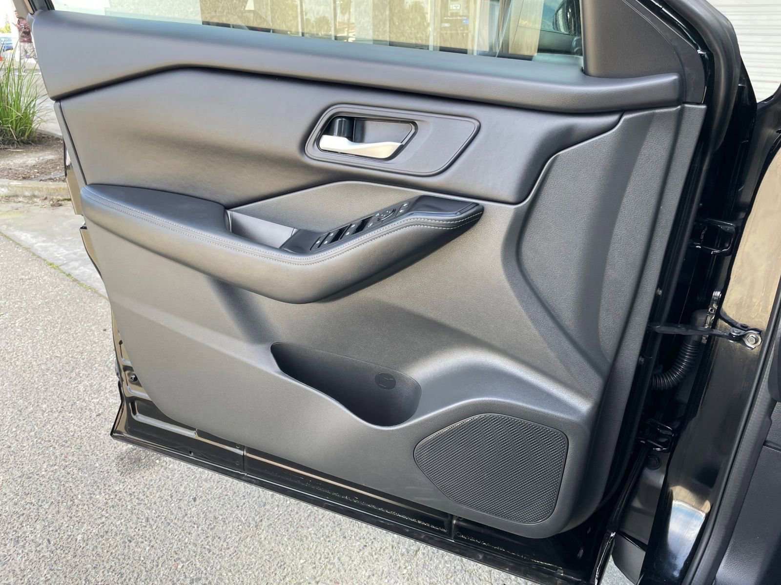 Used 2025 Nissan Rogue SV image 18