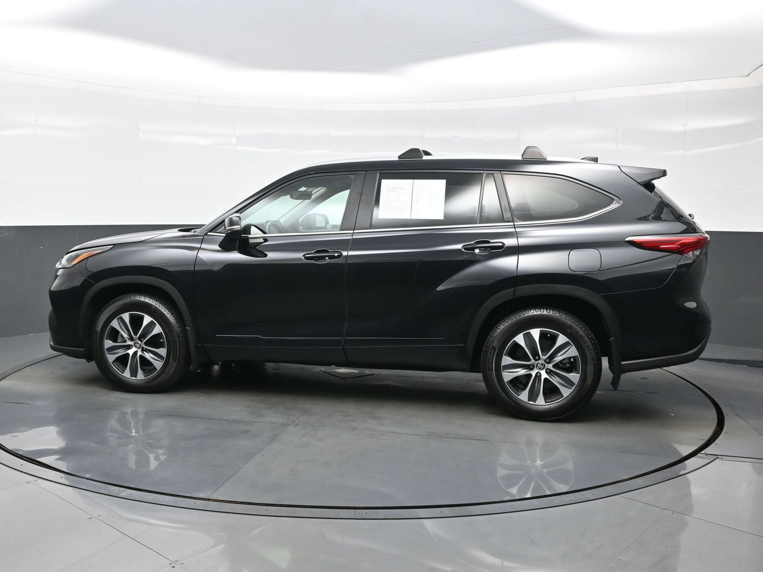 Used 2023 Toyota Highlander XLE AWD/4WD image 3