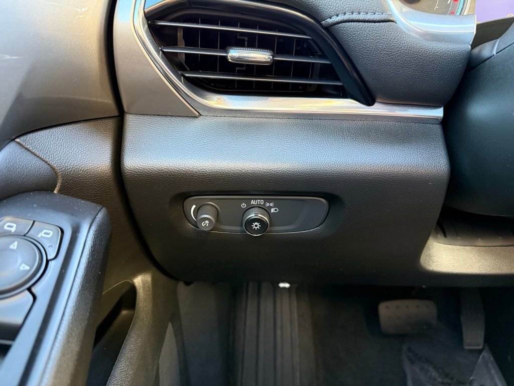 Used 2023 Chevrolet Traverse LT image 16