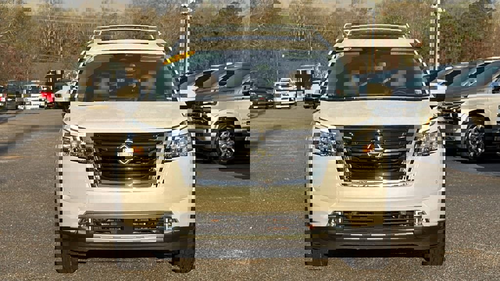Used 2022 Nissan Pathfinder Platinum image 2