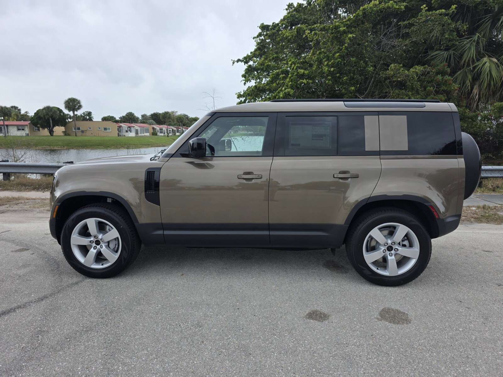 New 2026 Land Rover Defender 110 S image 7