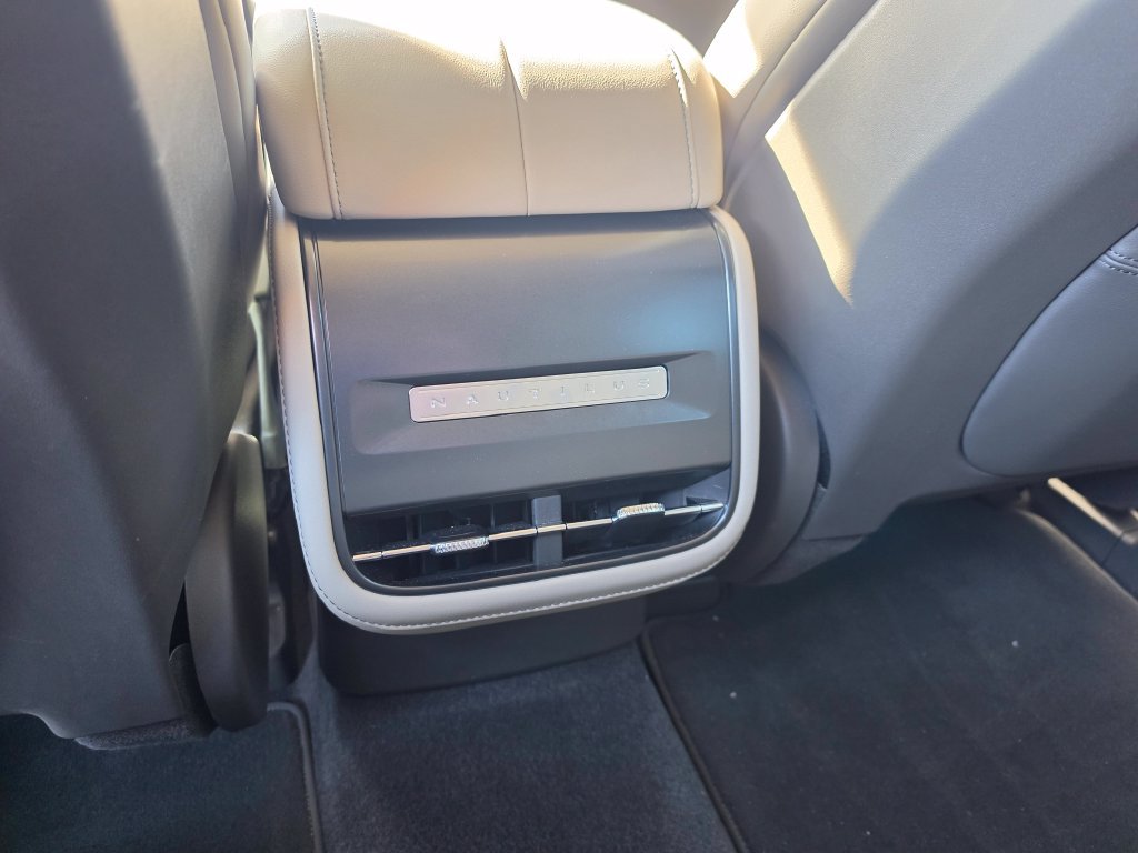 Used 2025 Lincoln Nautilus Premier AWD/4WD image 34