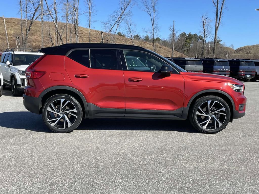 Used 2022 Volvo XC40 T4 R-Design w/ Advanced Package image 24
