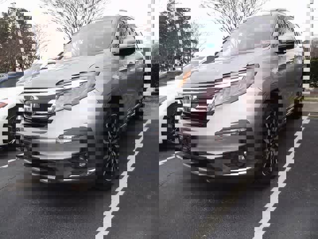 Used 2019 Honda Pilot Touring image 1