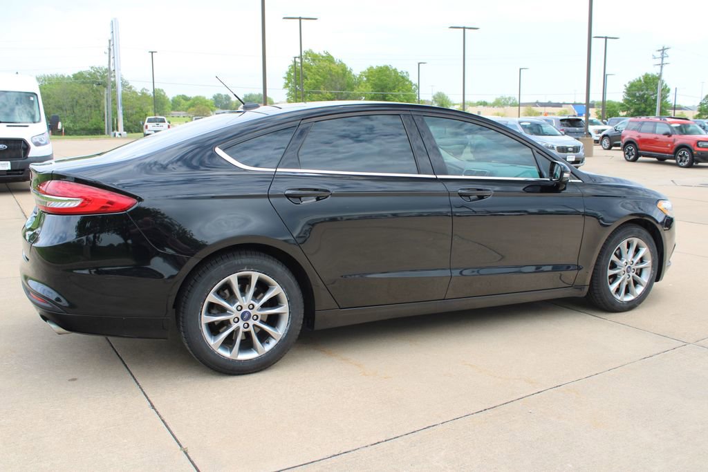 Used 2017 Ford Fusion SE FWD image 5