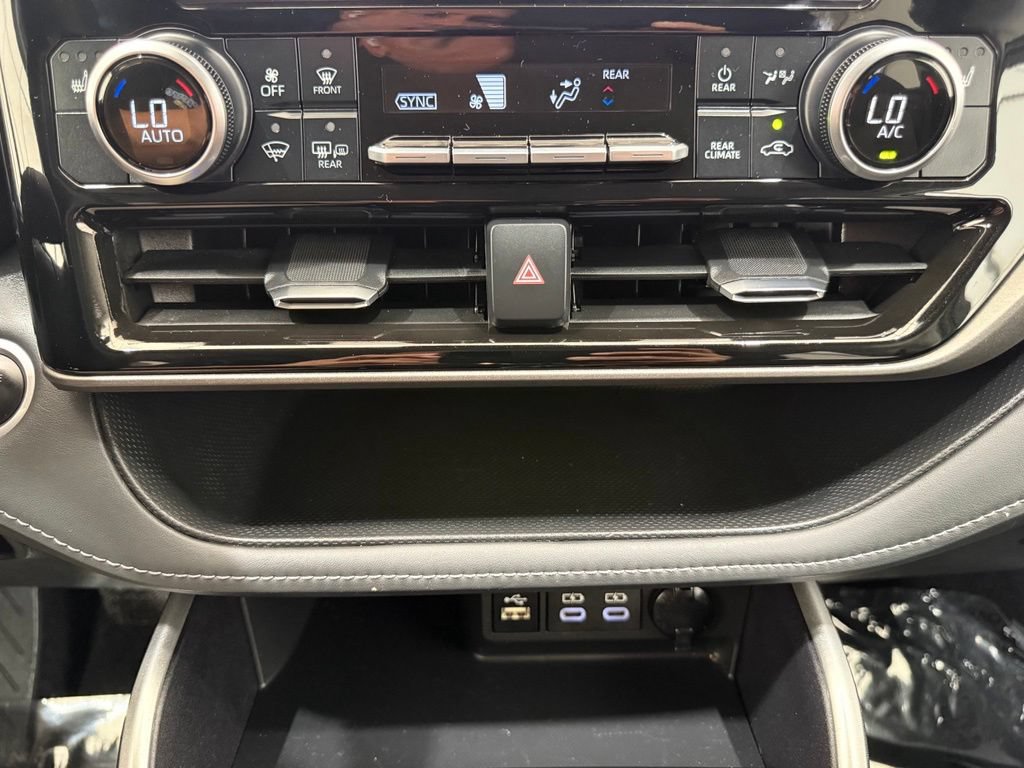 Used 2024 Toyota Highlander LE AWD/4WD image 40