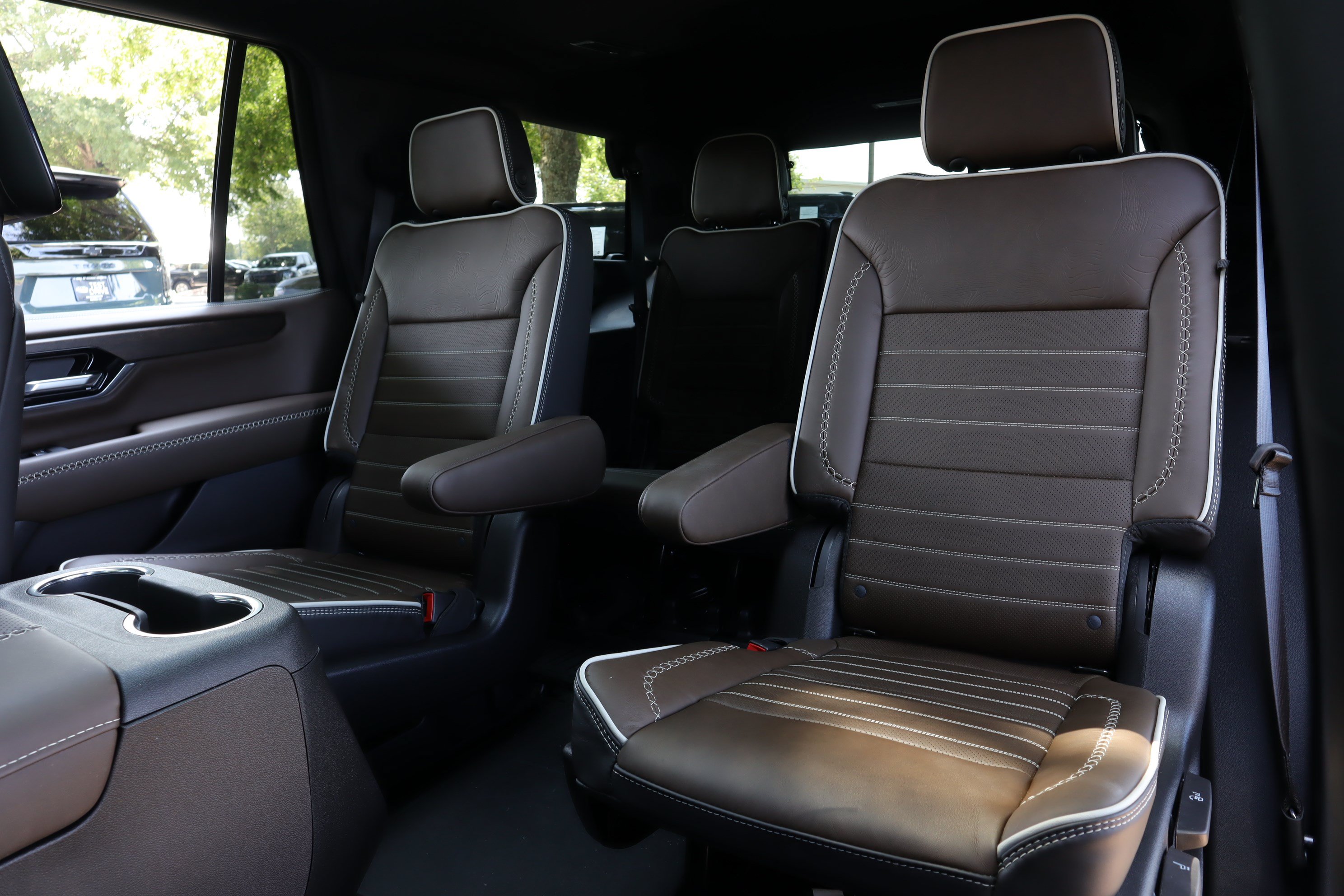 Used 2026 GMC Yukon Denali Ultimate w/ LPO, Floor Liner Package AWD/4WD image 10