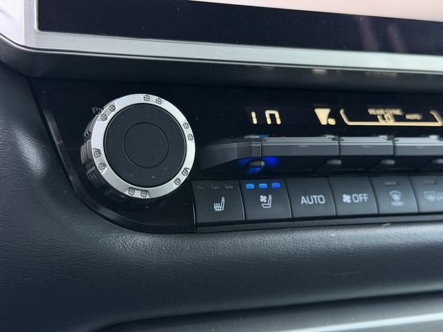 Used 2024 Toyota Sequoia Platinum AWD/4WD image 23