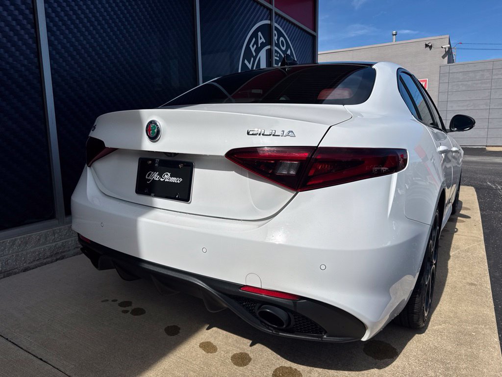 Used 2022 Alfa Romeo Giulia Veloce AWD/4WD image 7