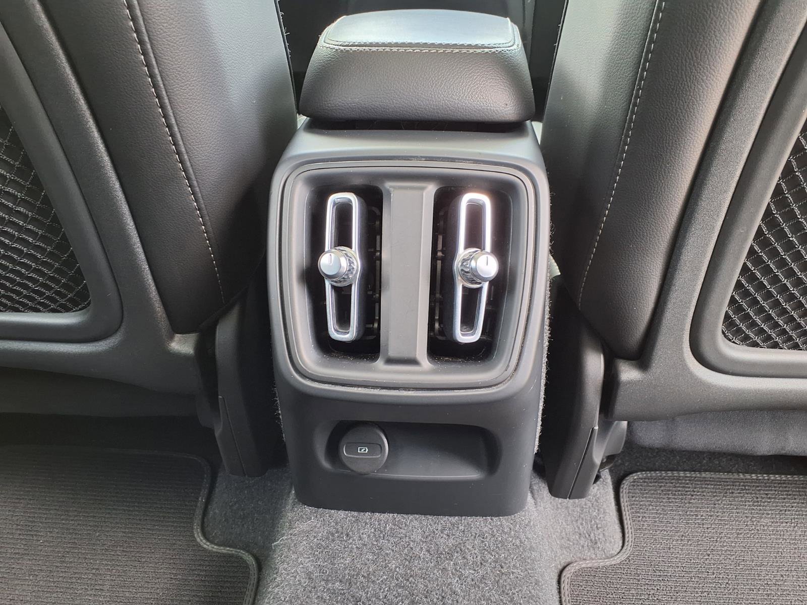 Used 2023 Volvo XC40 B5 Plus image 16