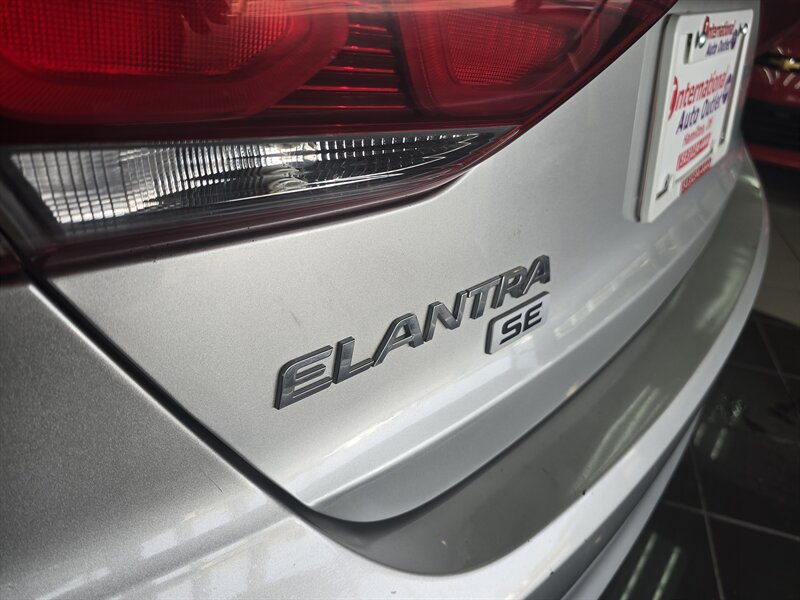 Used 2017 Hyundai Elantra SE FWD image 25