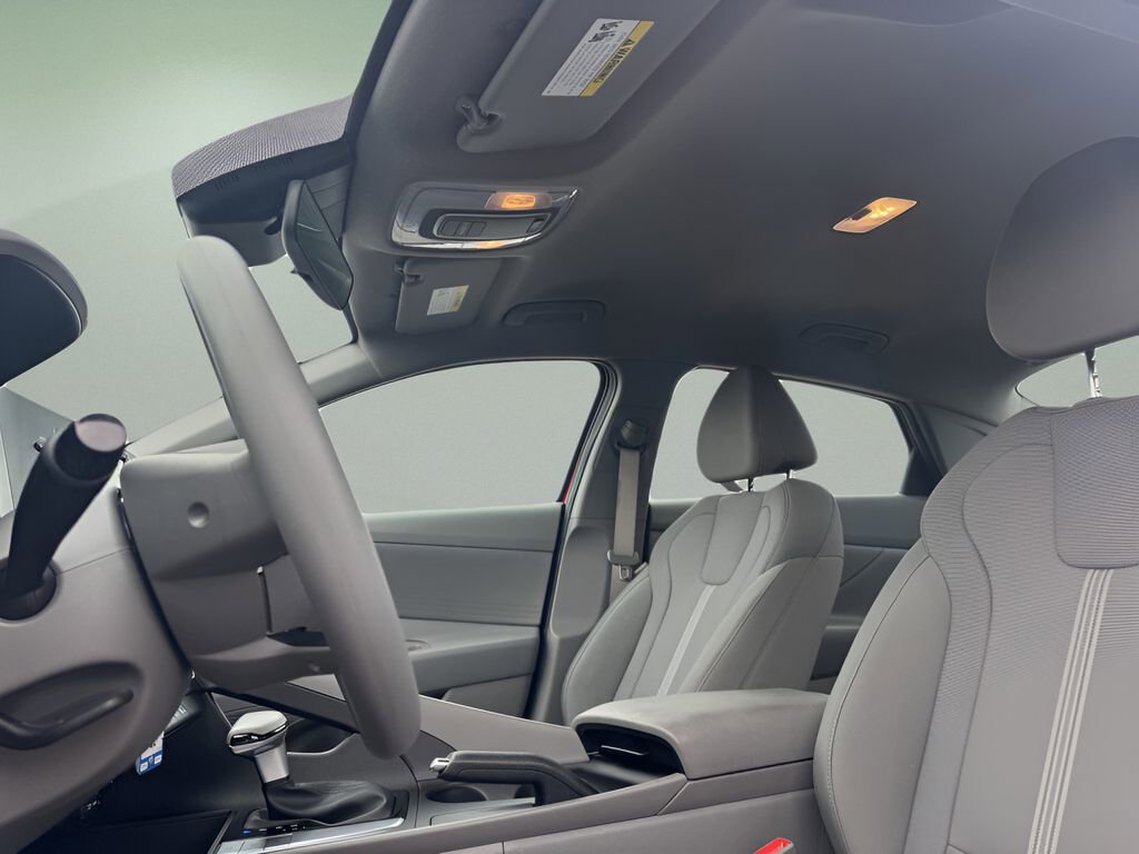 Used 2025 Hyundai Elantra SE image 9