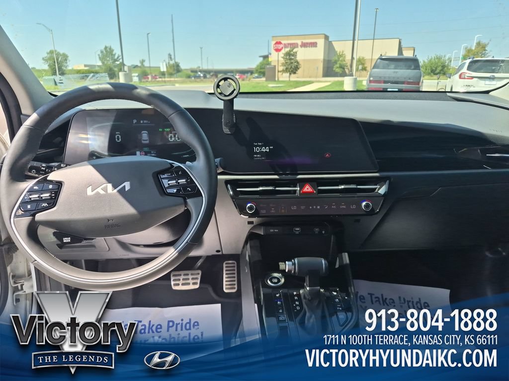 Used 2023 Kia Niro SX Touring FWD image 12
