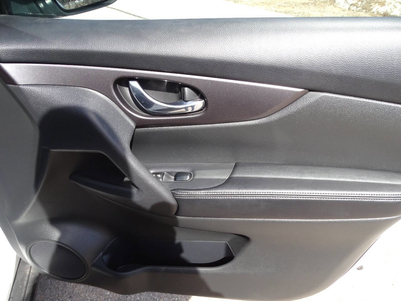 Used 2016 Nissan Rogue SV image 36