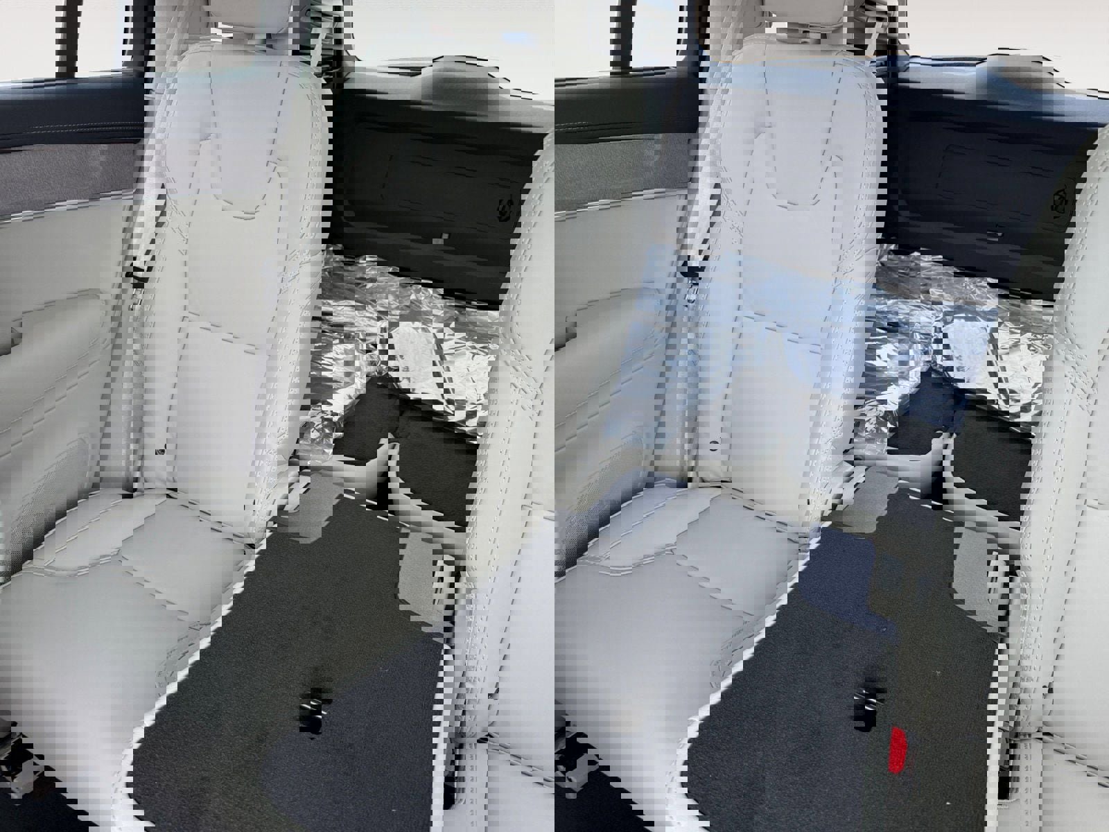 New 2026 Volvo XC90 B6 Ultra w/ Protection Package image 13