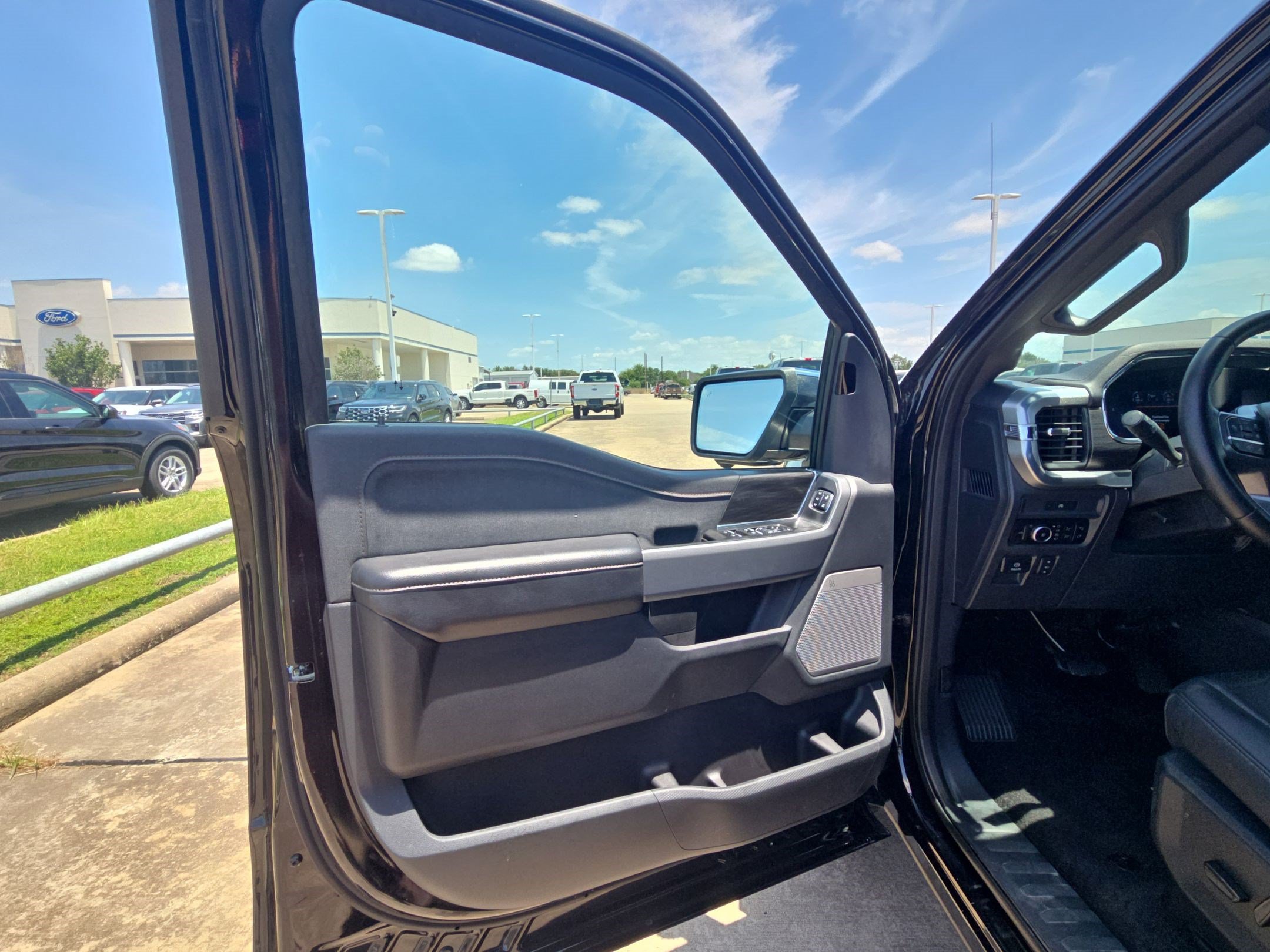 Used 2025 Ford F150 Lariat AWD/4WD image 14