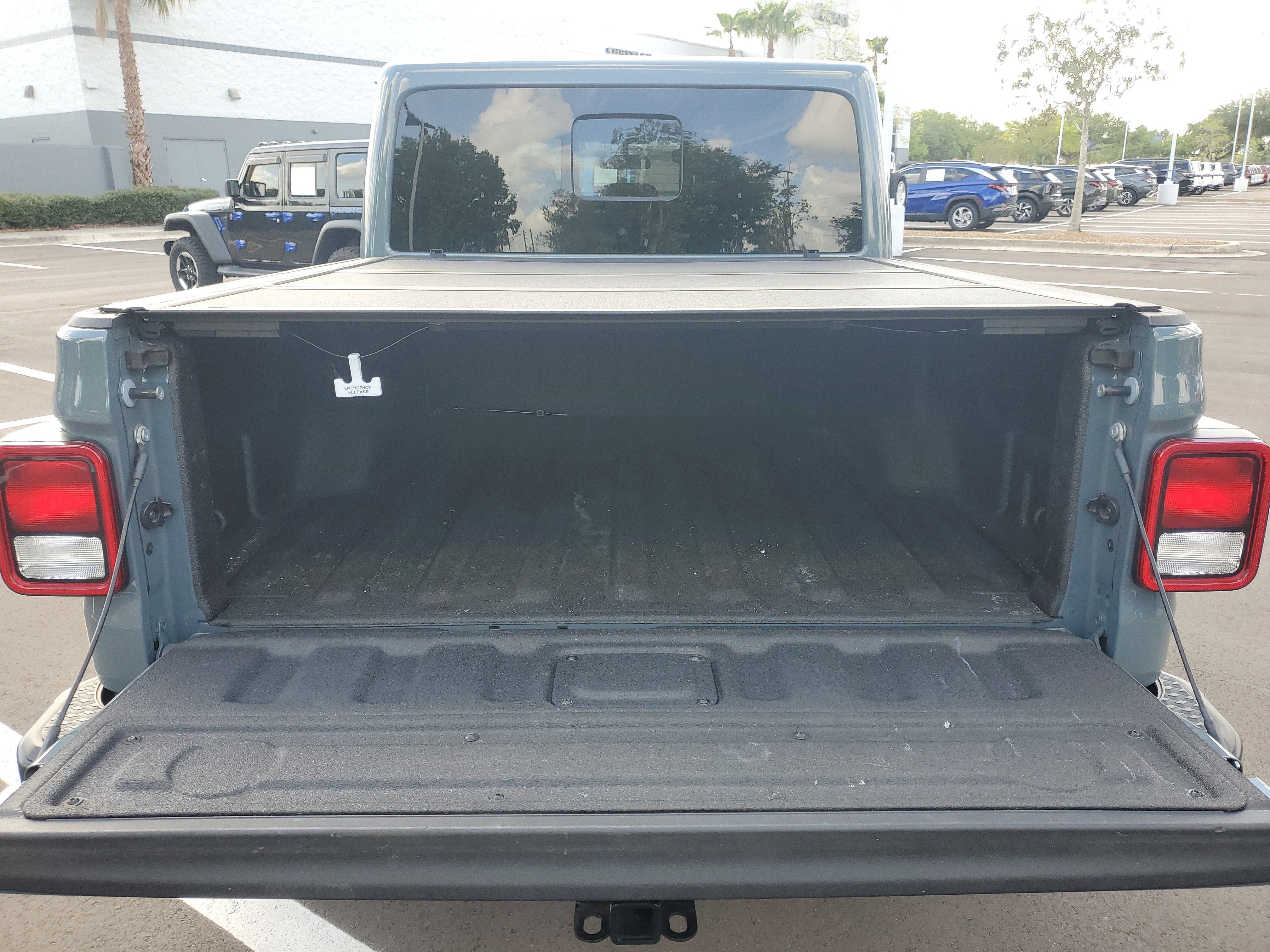 Used 2025 Jeep Gladiator Sport AWD/4WD image 7