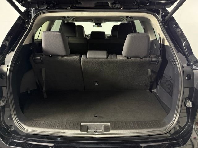 Used 2025 Toyota Highlander LE FWD image 26