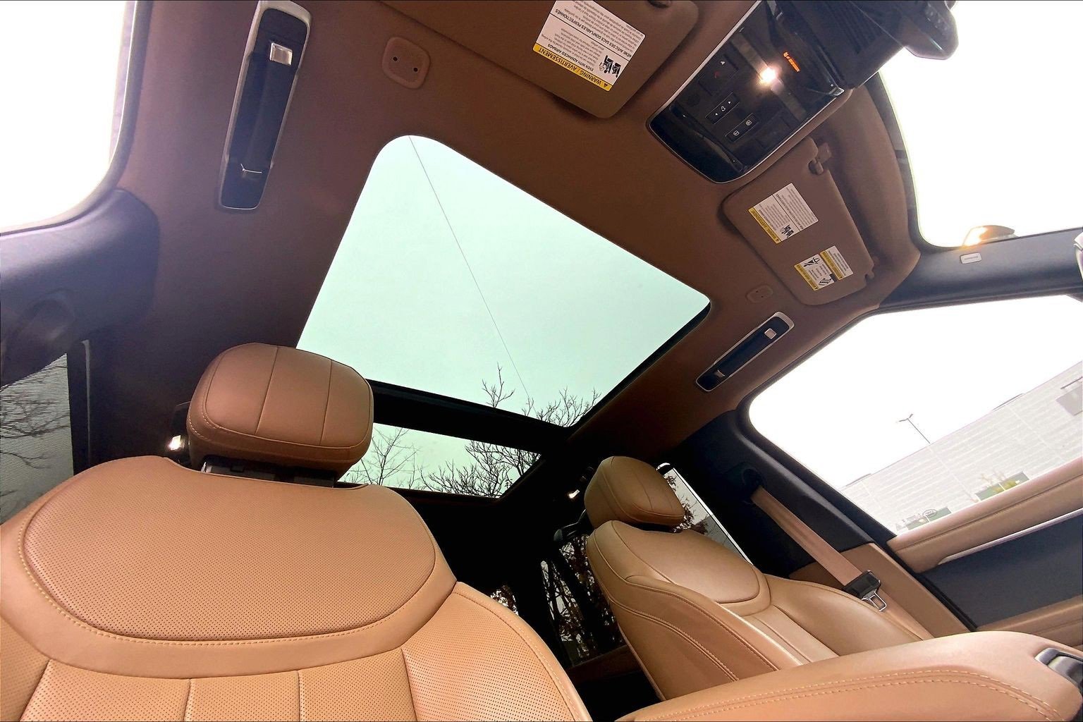 Used 2025 Land Rover Range Rover Long Wheelbase SE image 14