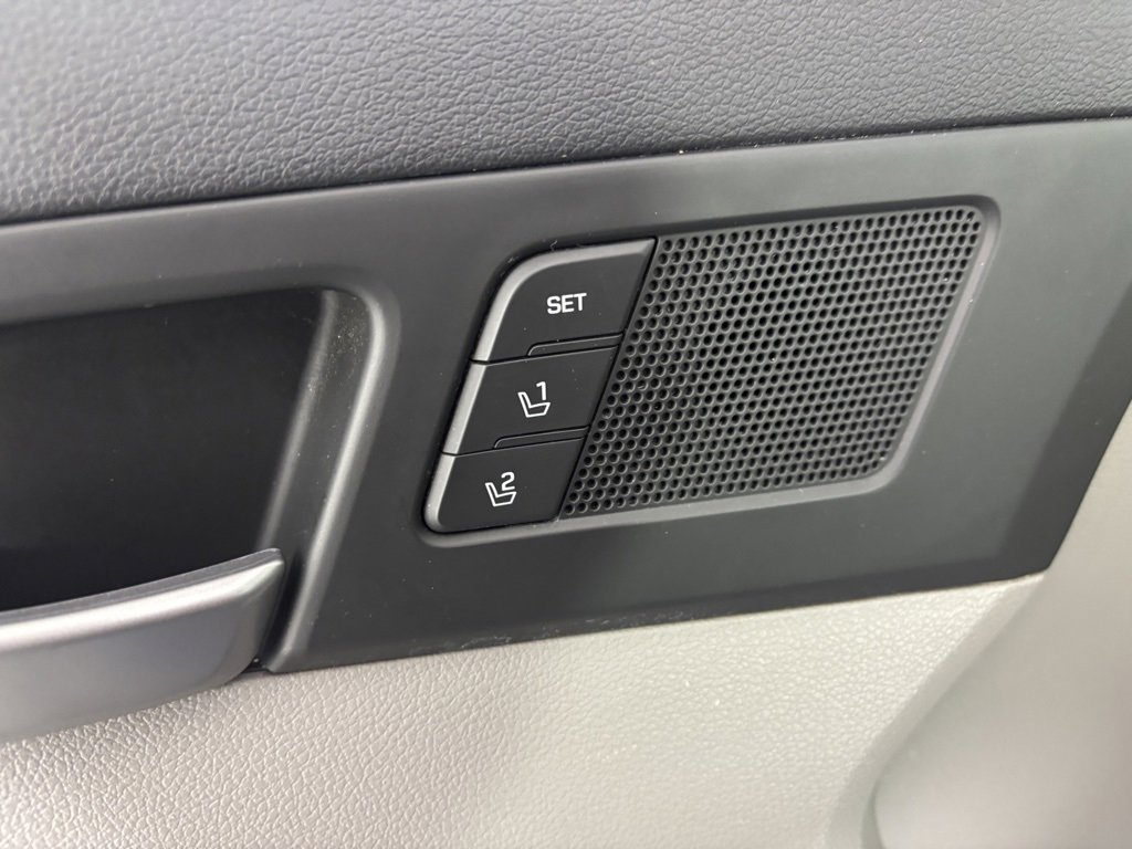 Used 2017 Hyundai Elantra Limited w/ Limited Tech Package 04 image 14