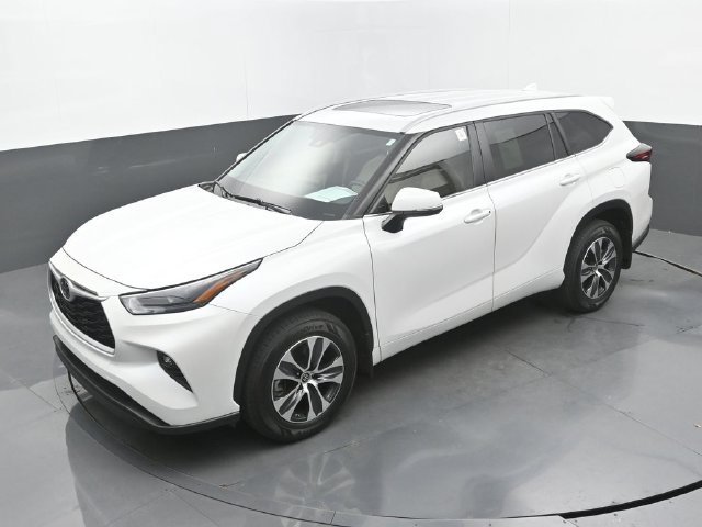 Used 2024 Toyota Highlander XLE AWD/4WD image 34