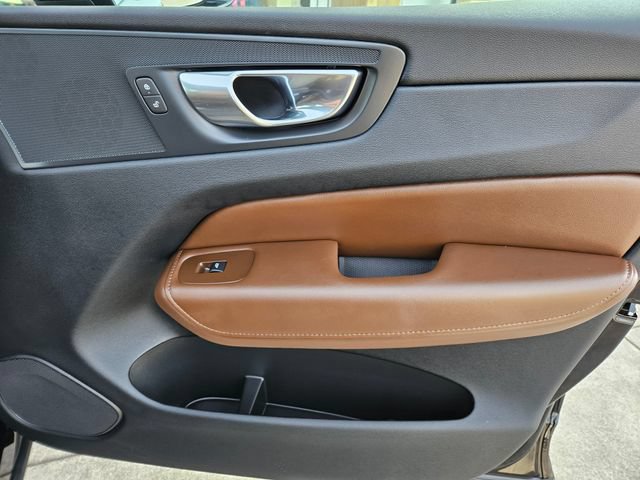 Certified 2023 Volvo XC60 B5 Plus AWD/4WD image 24