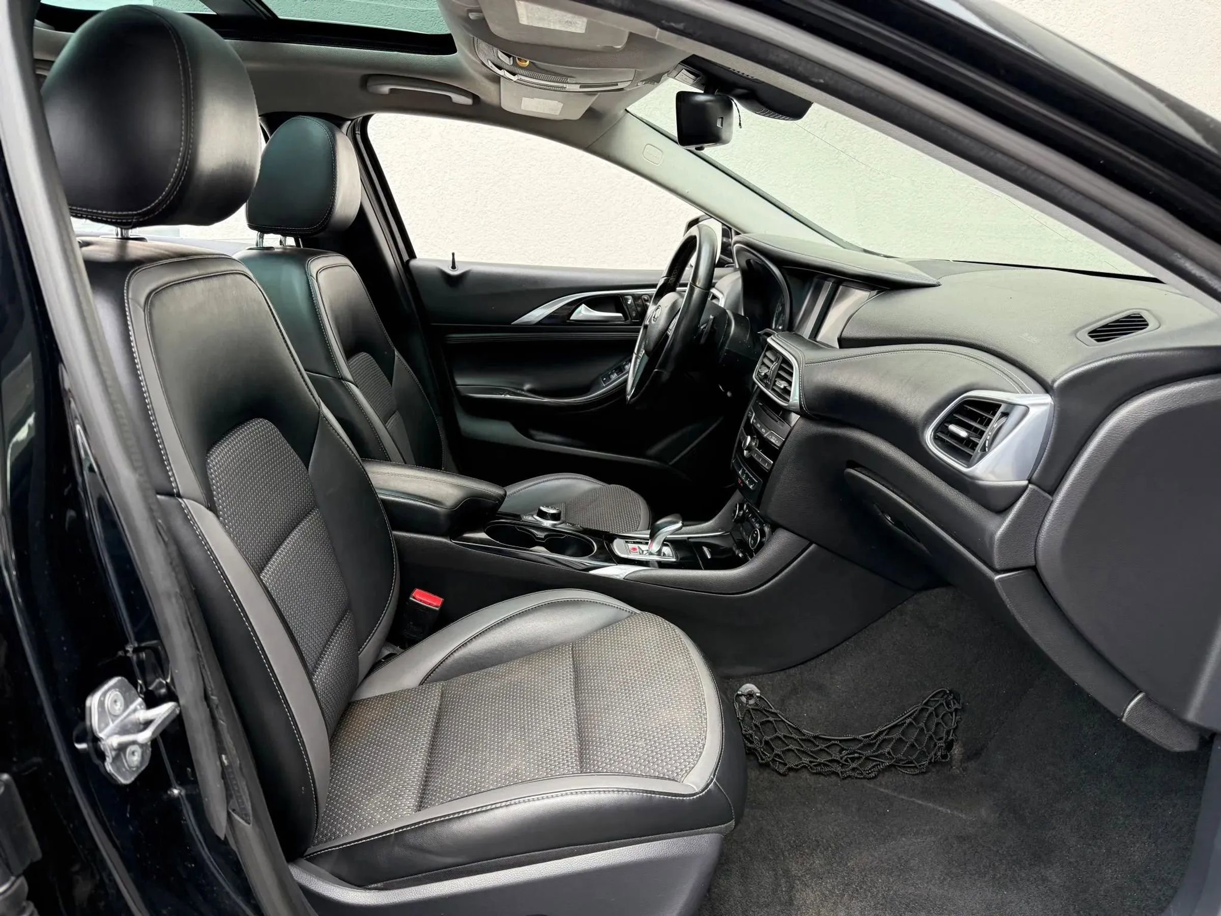 Used 2019 INFINITI QX30 AWD image 16
