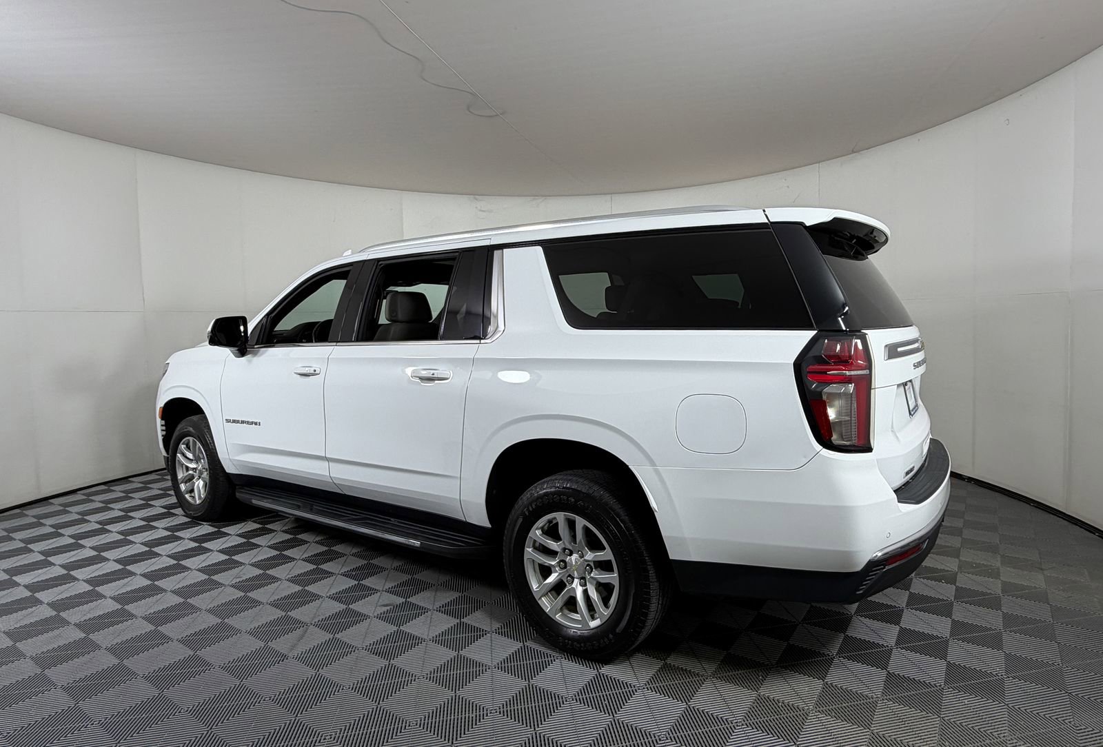 Used 2022 Chevrolet Suburban LT w/ Luxury Package AWD/4WD image 3