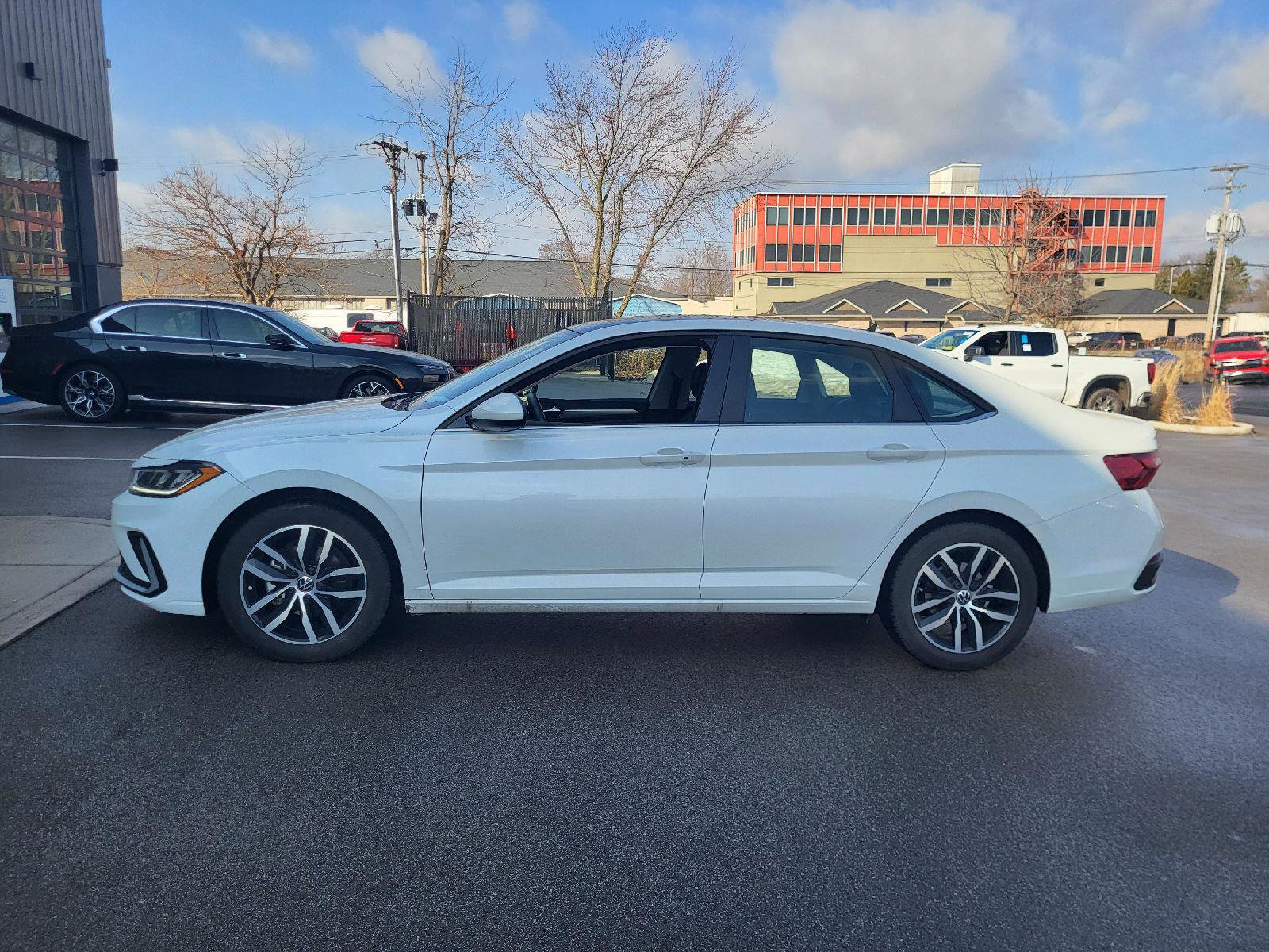 Used 2025 Volkswagen Jetta SE w/ Sunroof Package image 6