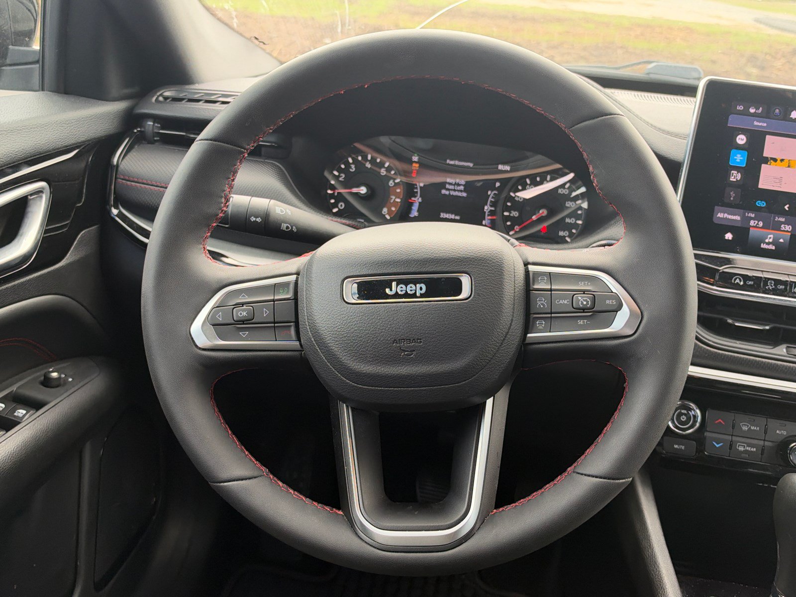 Used 2025 Jeep Compass Trailhawk w/ Trailhawk Convenience Group AWD/4WD image 23