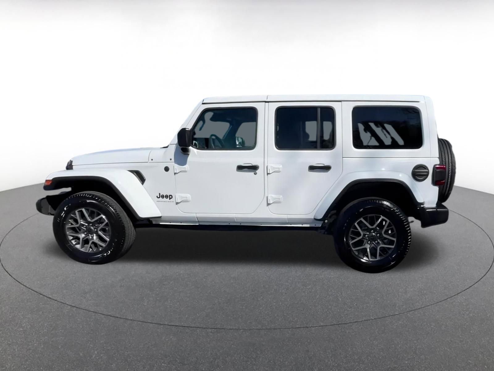 Used 2025 Jeep Wrangler Sahara image 9