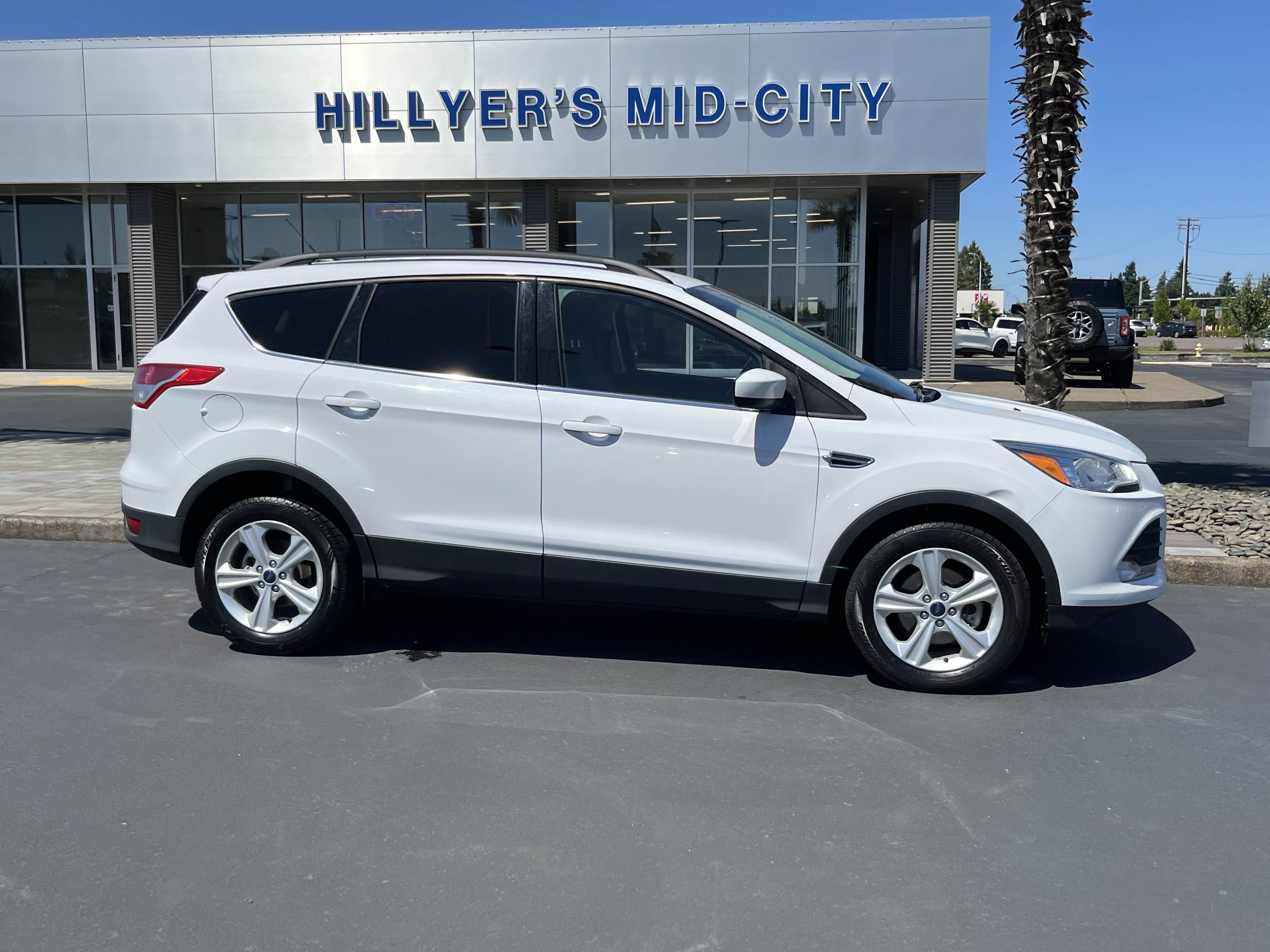 Used 2016 Ford Escape SE w/ Equipment Group 201A FWD image 2