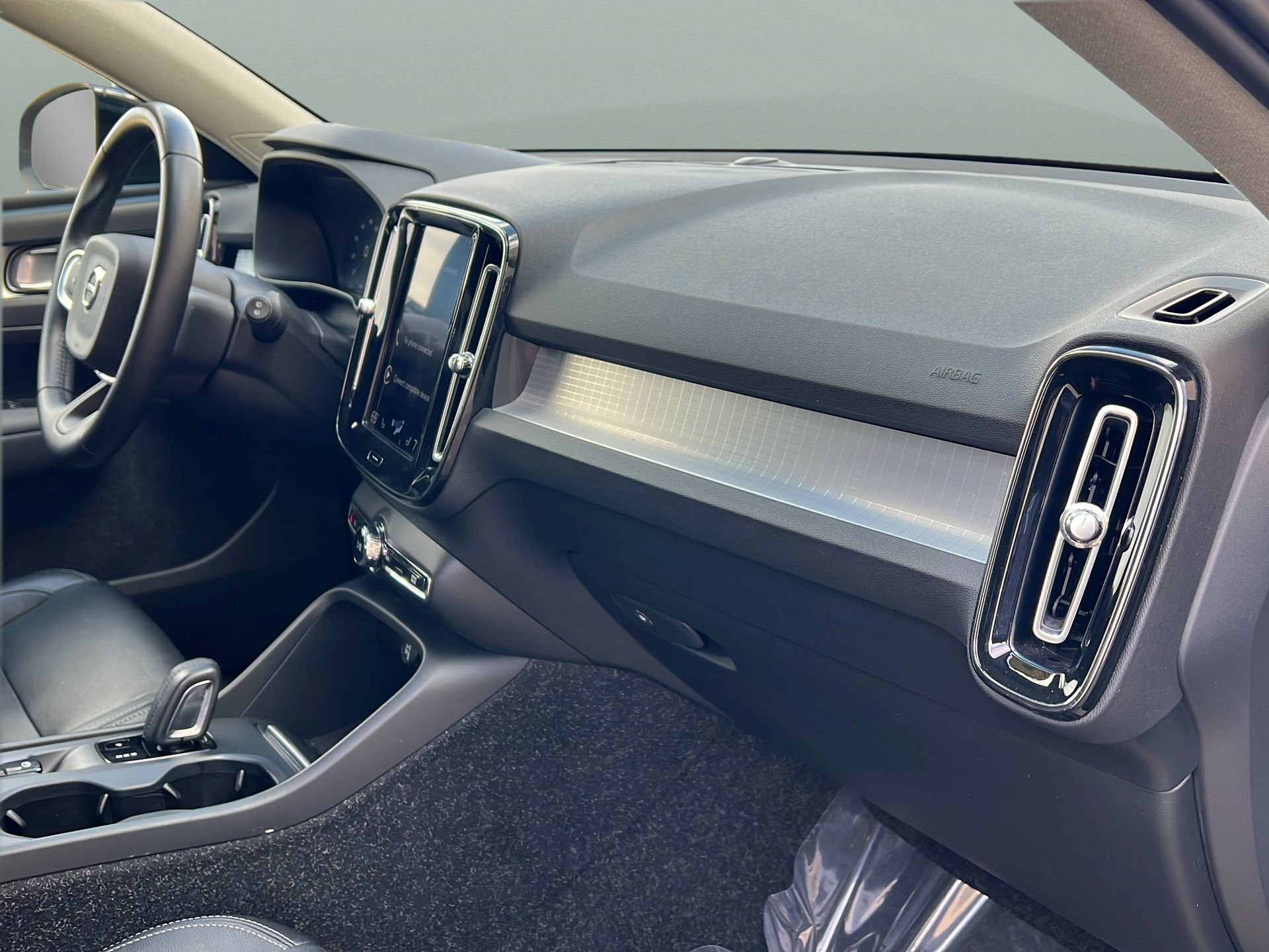 Used 2020 Volvo XC40 T4 Momentum w/ Premium Package image 29