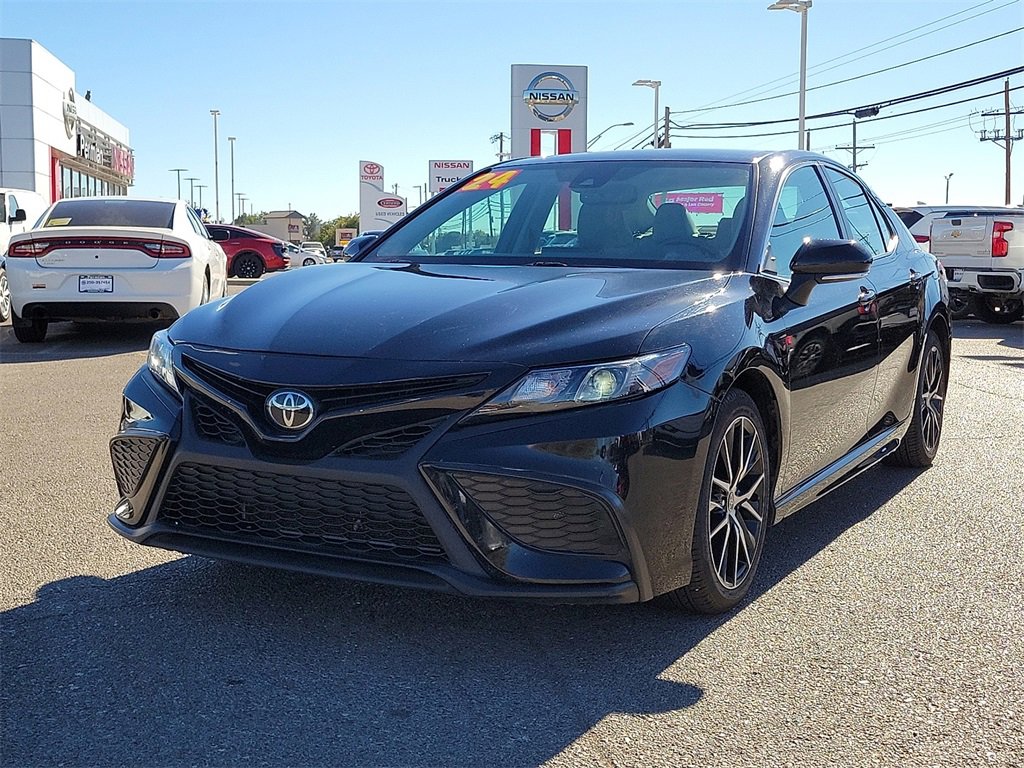 Used 2024 Toyota Camry SE image 4