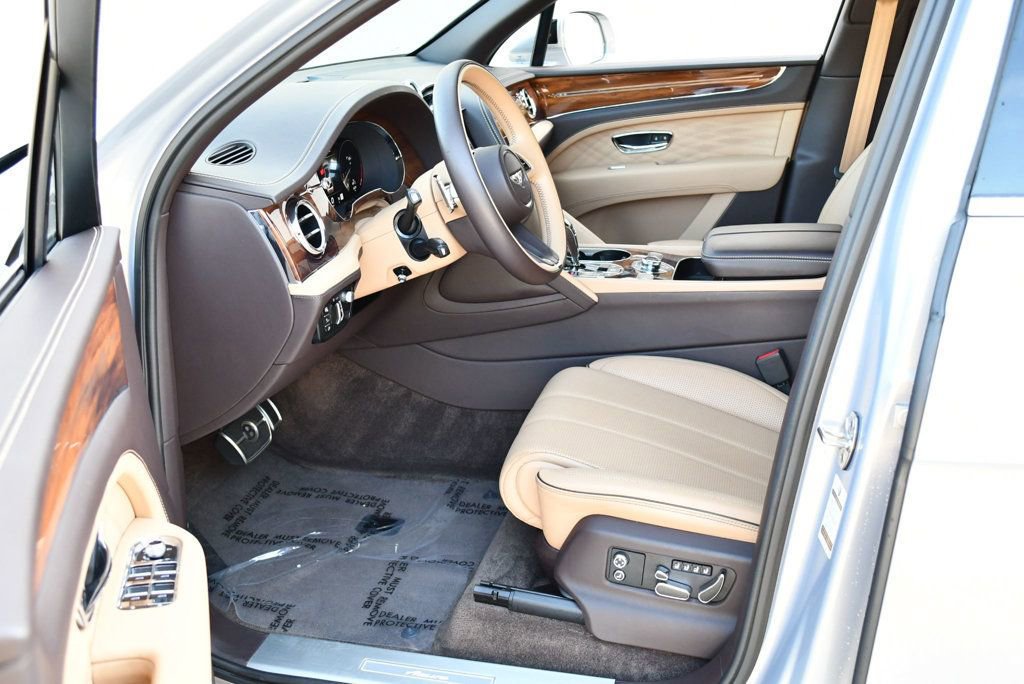 Used 2023 Bentley Bentayga Extended Wheelbase AWD/4WD image 17