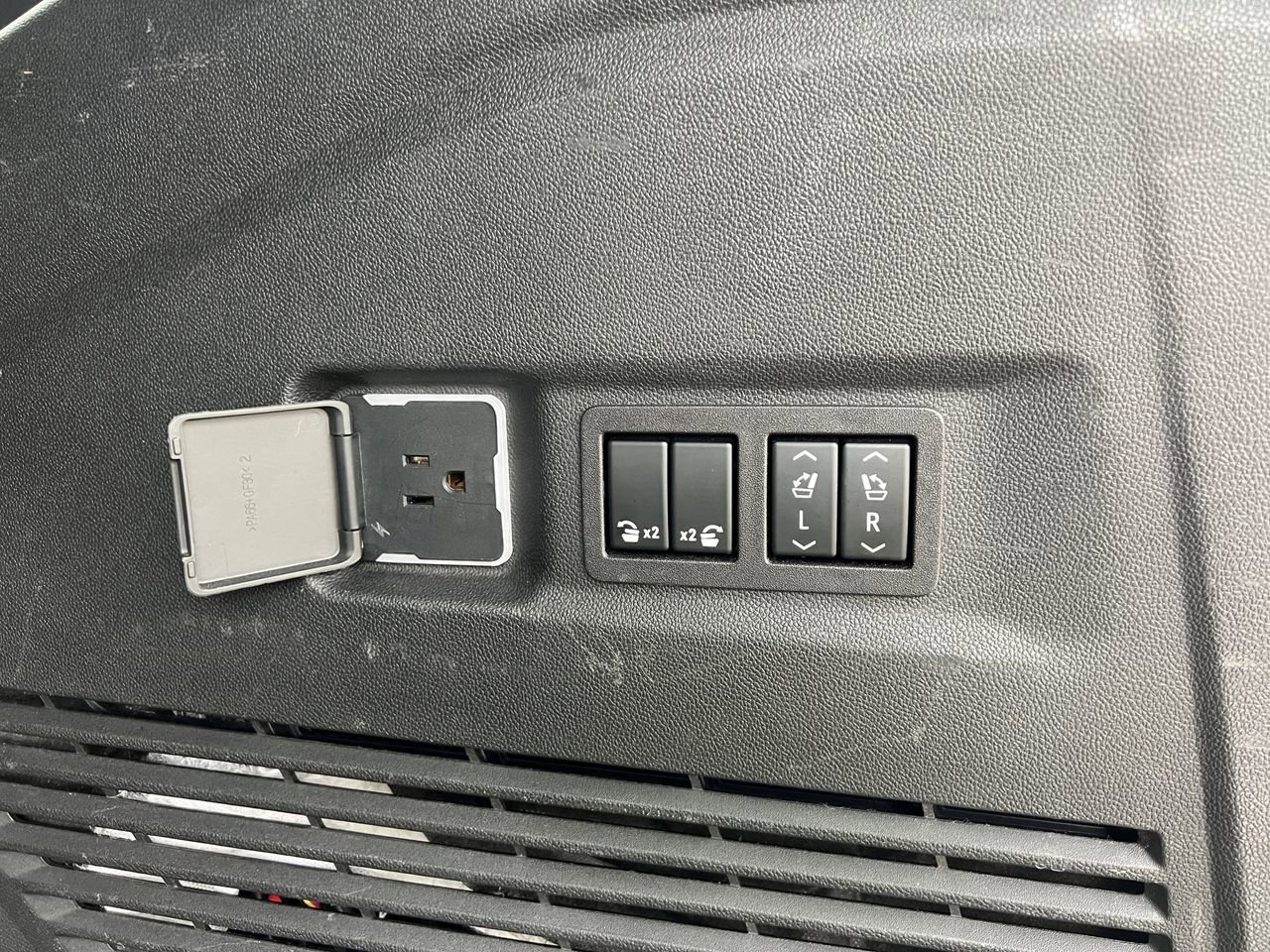 Used 2023 Chevrolet Suburban Premier image 29