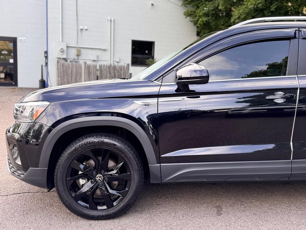 Used 2023 Volkswagen Taos SE w/ Panoramic Sunroof Package AWD/4WD image 9