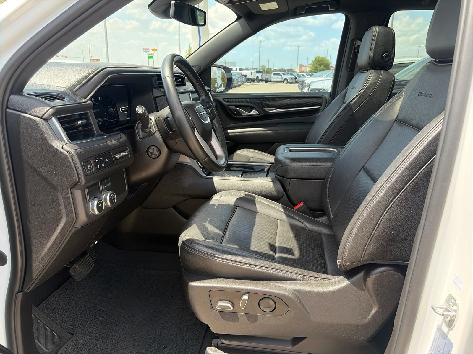 Used 2023 GMC Yukon XL Denali RWD image 12