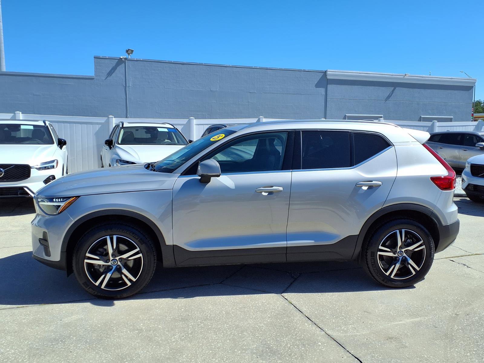 Certified 2025 Volvo XC40 B5 Core AWD/4WD image 4