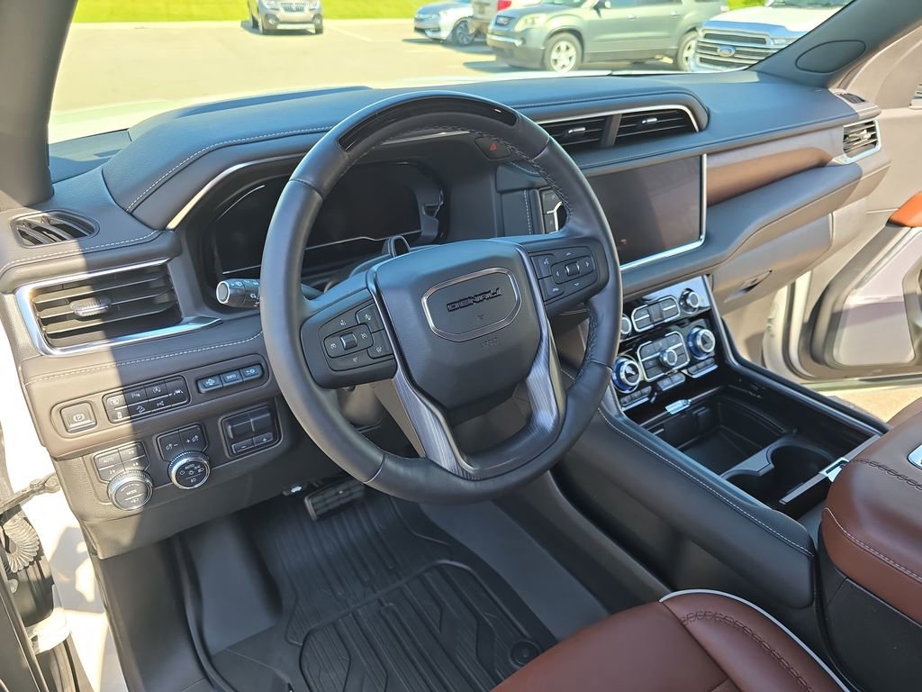 Used 2023 GMC Yukon Denali Ultimate w/ LPO, Floor Liner Package AWD/4WD image 17