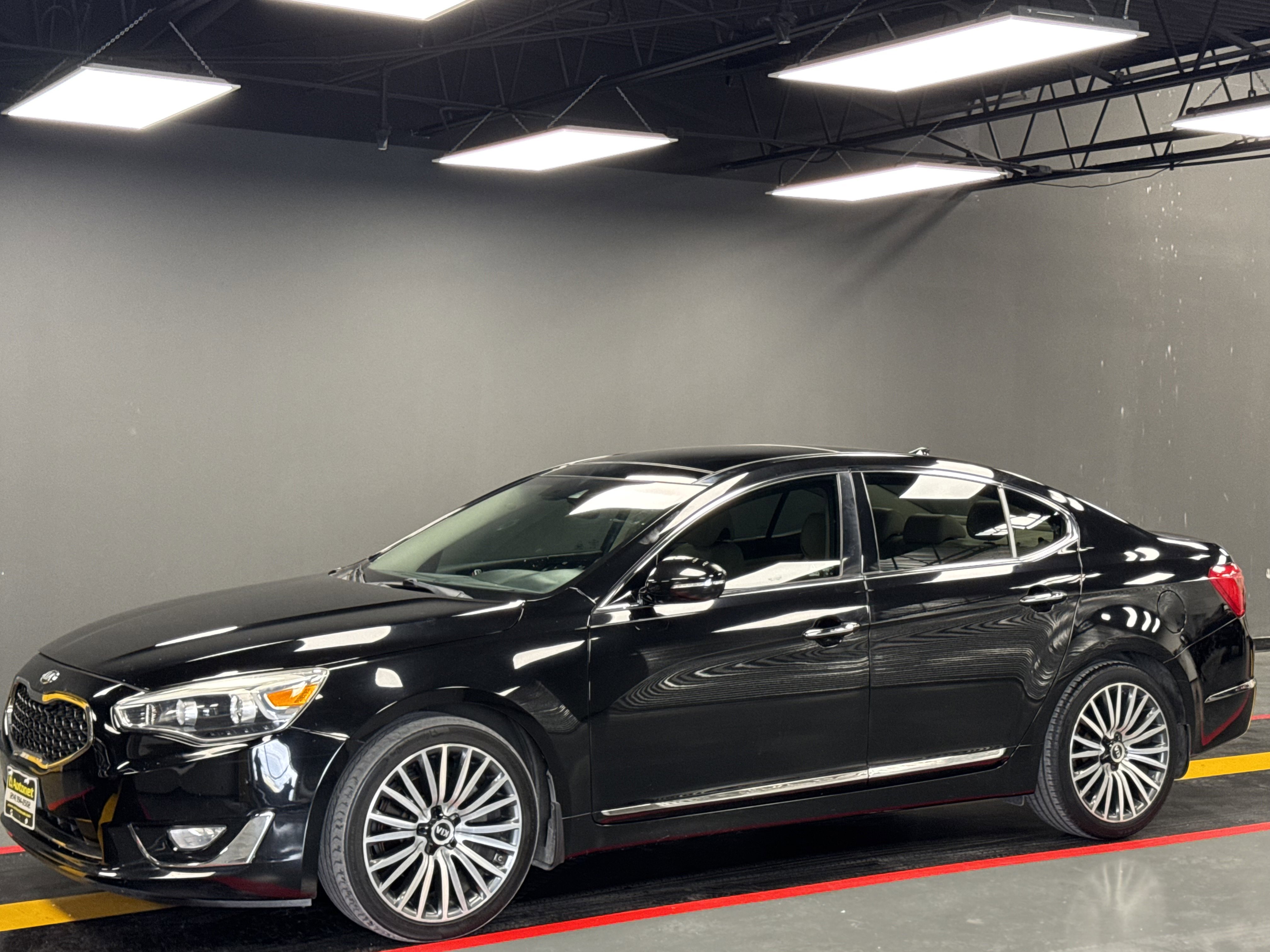 Used 2015 Kia Cadenza Premium w/ Technology Package FWD image 2