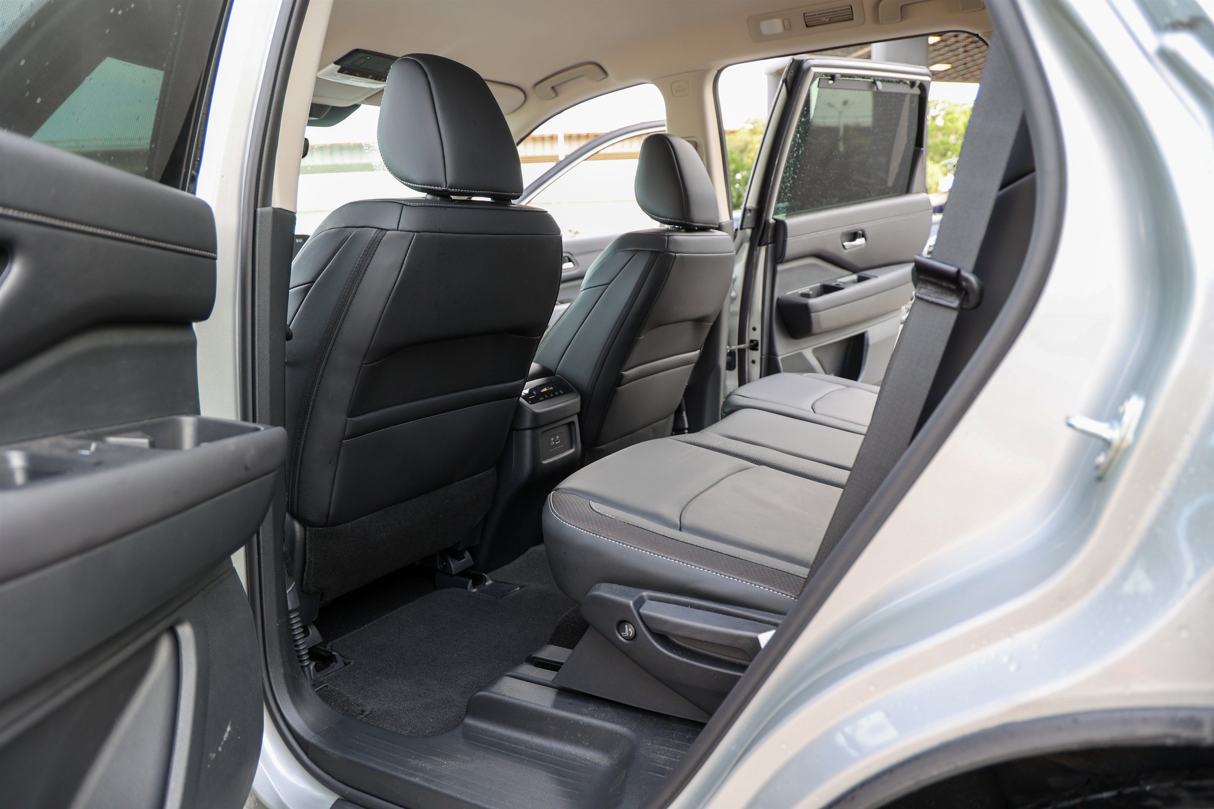 Used 2025 Nissan Pathfinder SL AWD/4WD image 36